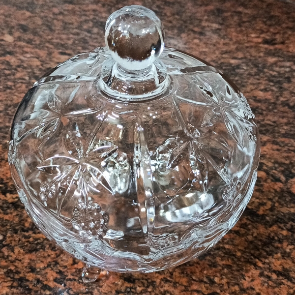 Cute n stylish crystal bowl with lid - Picture 3 of 6